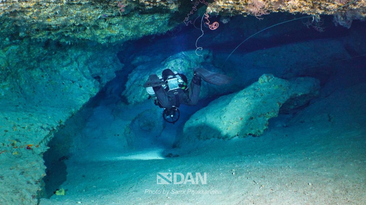 “THE UNTOLD STORY: The bodies of the 4 Italian divers have laid cold in coffins to return home, the international rescue team DAN Europe has just announced all the painful images at the scene of recovering the 4 victims, finally the CAUSE of the disaster is revealed, which is the FATAL MISTAKE of all 4 divers that made them stay in the ocean forever.”