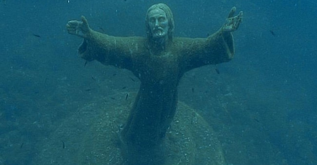 Rare images from the heartbreaking, ocean-wide funeral of Professor Monica Montefalcone after her body was brought back from the Maldives: The most unique funeral the world has ever witnessed, acting as a ritual to summon the late professor’s soul back from across the sea, wishing her eternal peace.